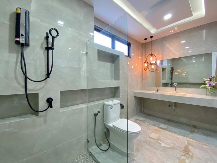 House for sale Pattaya showing the second bathroom 