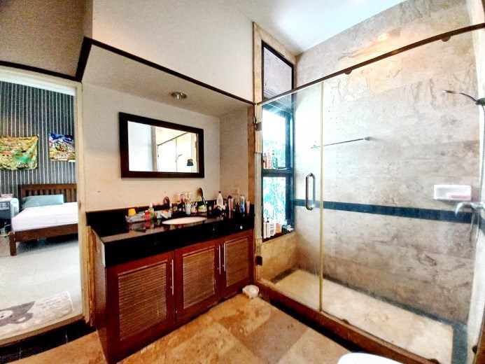 House for sale Pattaya showing the second bathroom  