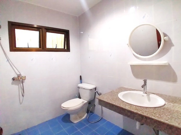 House for sale Pattaya showing the second bathroom 