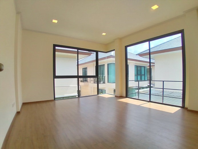 House for sale Pattaya showing the second bedroom and balcony House for sale Pattaya showing the second bedroom and balcony