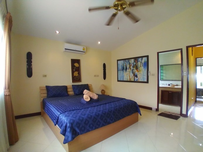 House for sale Pattaya showing the second bedroom suite House for sale Pattaya showing the second bedroom suite