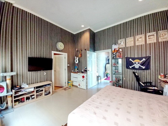 House for sale Pattaya showing the second bedroom suite House for sale Pattaya showing the second bedroom suite