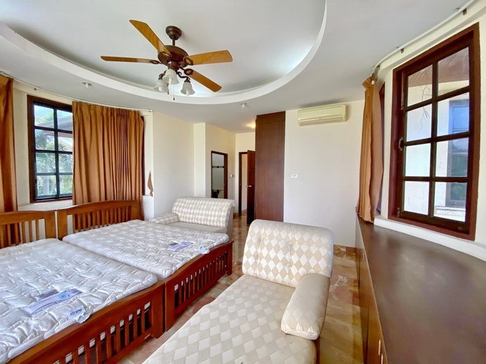 House for sale Pattaya showing the second bedroom suite House for sale Pattaya showing the second bedroom suite