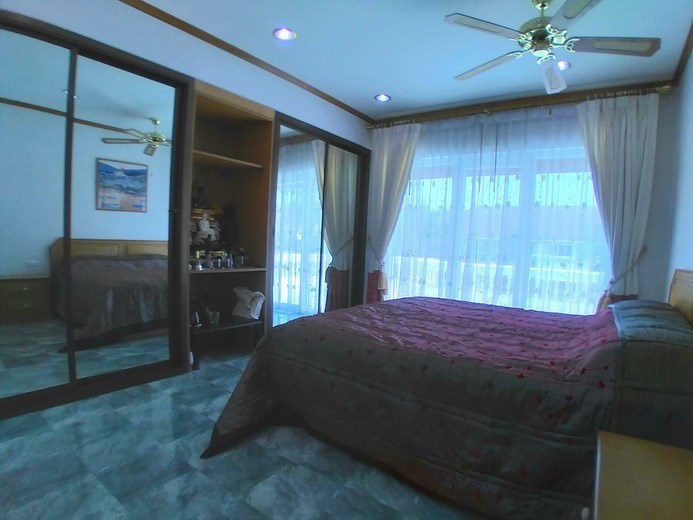 House for sale Pattaya showing the third bedroom with built-in wardrobes House for sale Pattaya showing the third bedroom with built-in wardrobes