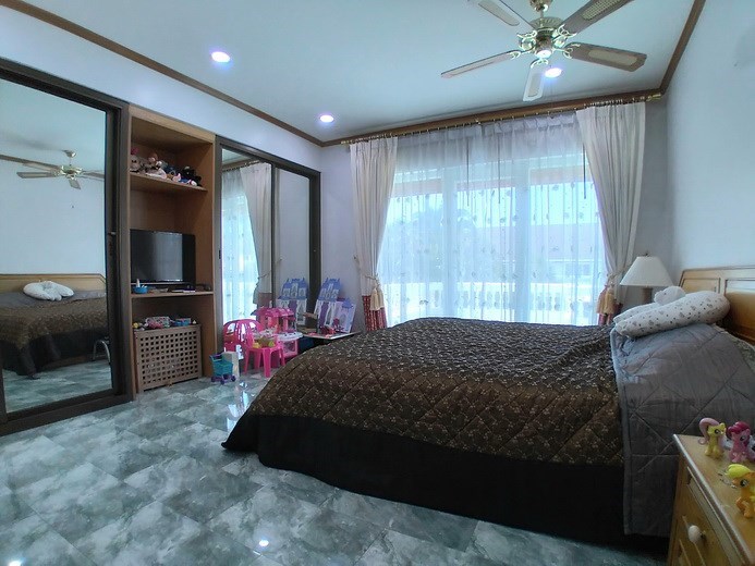 House for sale Pattaya showing the second bedroom with balcony House for sale Pattaya showing the second bedroom with balcony