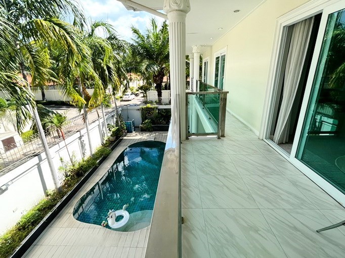 House for sale Pratumnak Pattaya showing the balcony view 