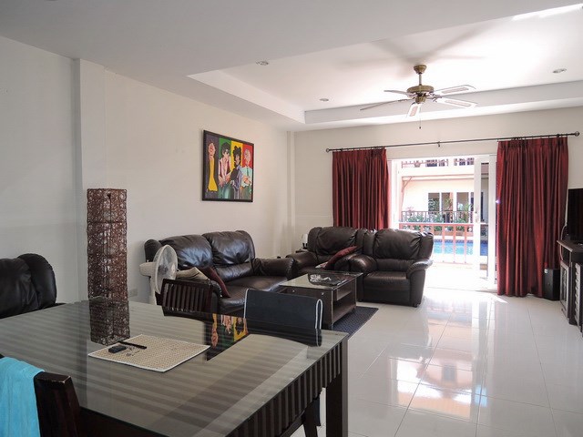 House for sale Pratumnak Hill Pattaya showing the dining and living areas