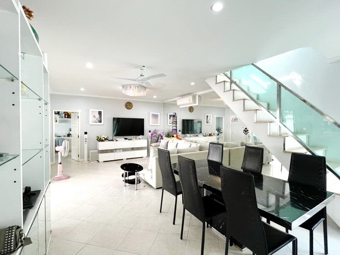 House for sale Pratumnak Pattaya showing the dining area House for sale Pratumnak Pattaya showing the dining area