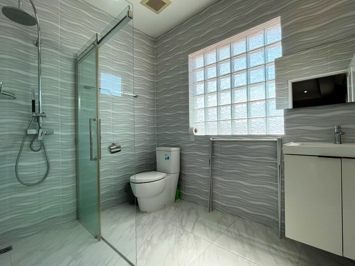 House for sale Pratumnak Pattaya showing the fourth bathroom House for sale Pratumnak Pattaya showing the fourth bathroom