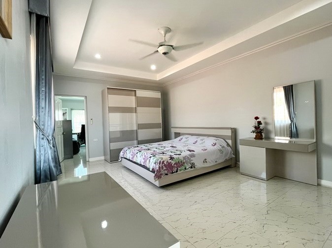 House for sale Pratumnak Pattaya showing the fourth bedroom 