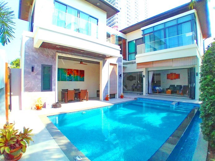 House for sale Pratumnak Pattaya showing the house and pool 