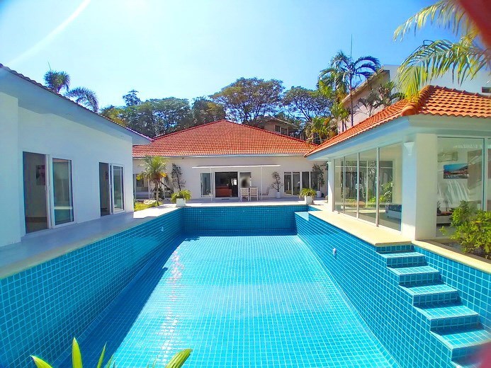 House for sale Pratumnak Pattaya showing the house and pool