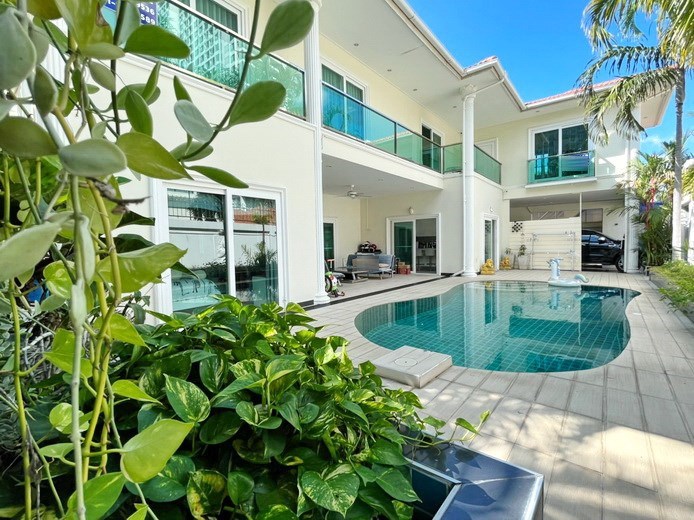 House for sale Pratumnak Pattaya showing the house, pond and pool  