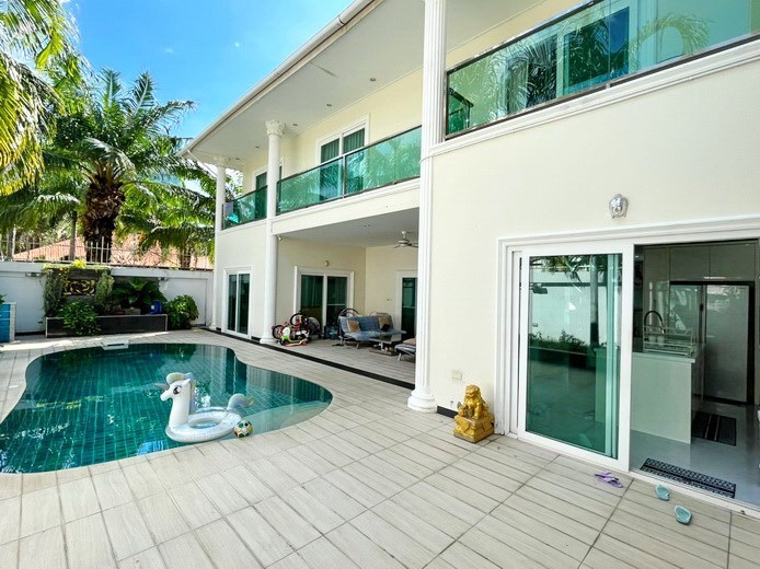 House for sale Pratumnak Pattaya showing the house, terrace and pool House for sale Pratumnak Pattaya showing the house, terrace and pool