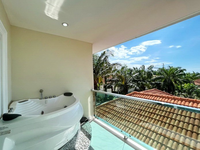 House for sale Pratumnak Pattaya showing the Jacuzzi bathtub and view House for sale Pratumnak Pattaya showing the Jacuzzi bathtub and view