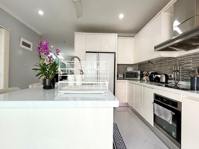 House for sale Pratumnak Pattaya showing the kitchen