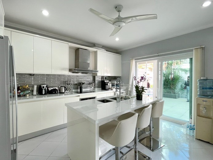 House for sale Pratumnak Pattaya showing the kitchen and breakfast bar House for sale Pratumnak Pattaya showing the kitchen and breakfast bar