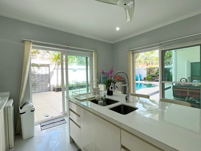 House for sale Pratumnak Pattaya showing the kitchen and counter House for sale Pratumnak Pattaya showing the kitchen and counter