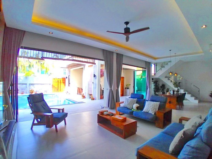 House for sale Pratumnak Pattaya showing the living and dining areas  