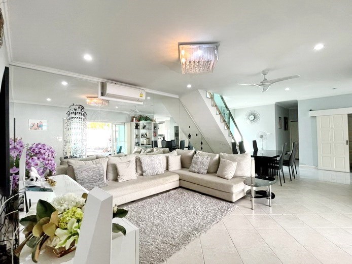 House for sale Pratumnak Pattaya showing the living and dining areas  