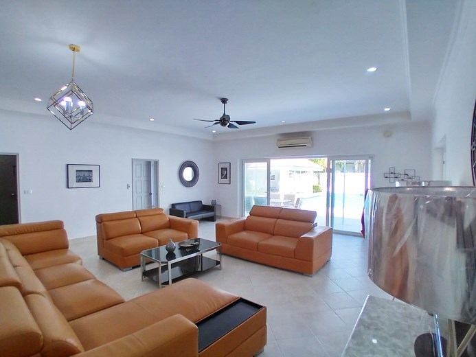 House for sale Pratumnak Pattaya showing the living room 