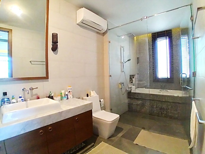 House for sale Pratumnak Pattaya showing the master bathroom