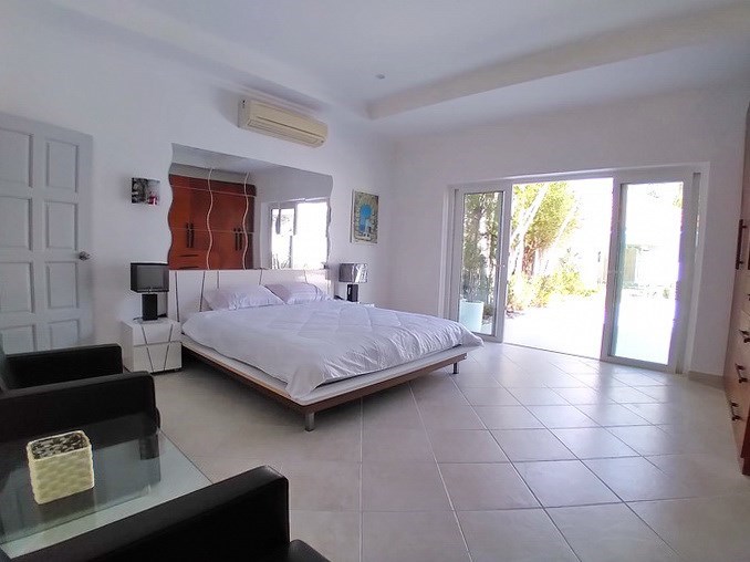 House for sale Pratumnak Pattaya showing the master bedroom 