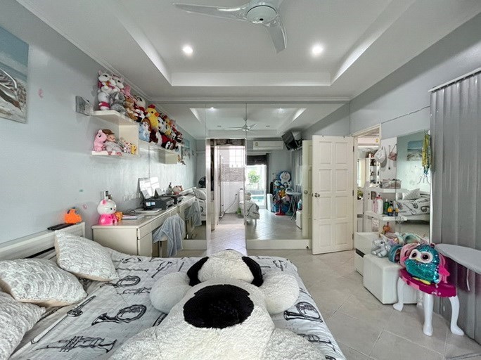 House for sale Pratumnak Pattaya showing the master bedroom suite House for sale Pratumnak Pattaya showing the master bedroom suite