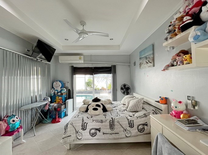 House for sale Pratumnak Pattaya showing the master bedroom pool view House for sale Pratumnak Pattaya showing the master bedroom pool view