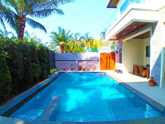 House for sale Pratumnak Pattaya showing the private pool 
