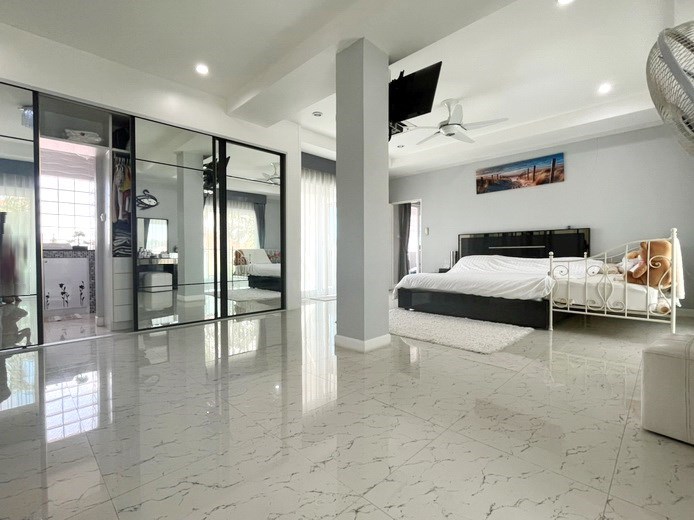 House for sale Pratumnak Pattaya showing the second master bedroom suite House for sale Pratumnak Pattaya showing the second master bedroom suite