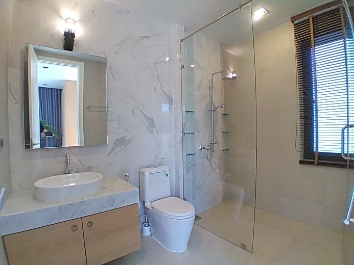 House for sale Pratumnak Pattaya showing the third bathroom 