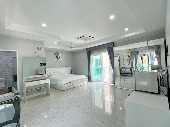 House for sale Pratumnak Pattaya showing the third bedroom and balcony House for sale Pratumnak Pattaya showing the third bedroom and balcony