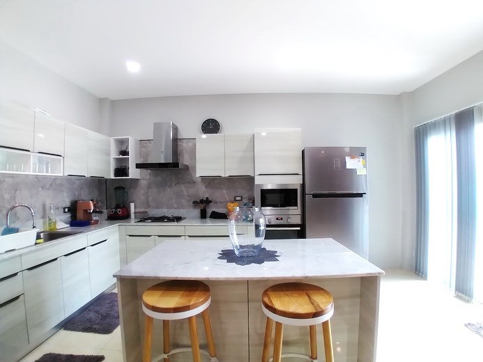 House for sale South Pattaya showing the breakfast bar House for sale South Pattaya showing the breakfast bar