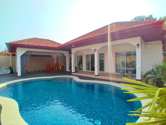 House for sale South Pattaya showing the house and pool 