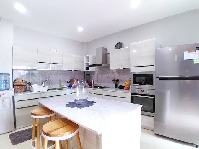 House for sale South Pattaya showing the kitchen and counter 