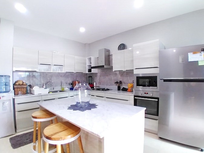 House for sale South Pattaya showing the kitchen and counter House for sale South Pattaya showing the kitchen and counter
