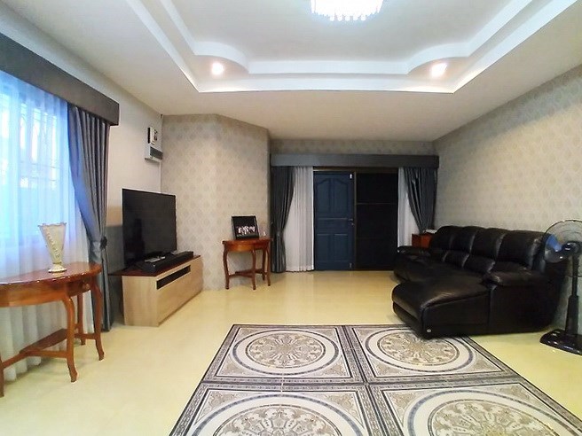House for sale South Pattaya showing the living room House for sale South Pattaya showing the living room