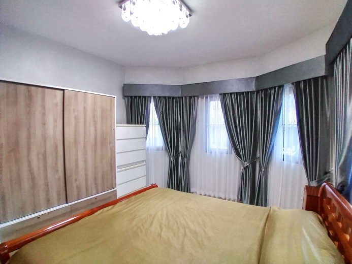 House for sale South Pattaya showing the master bedroom 