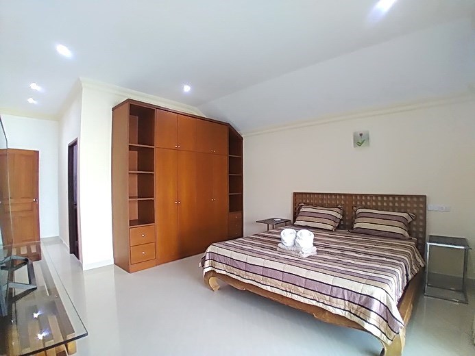 House for sale South Pattaya showing the master bedroom suite House for sale South Pattaya showing the master bedroom suite