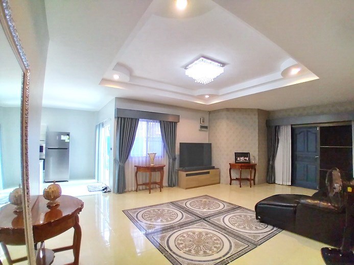 House for sale South Pattaya showing the open plan living area 