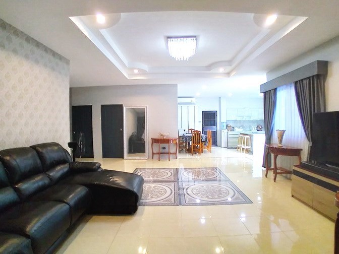 House for sale South Pattaya showing the large open plan living area 