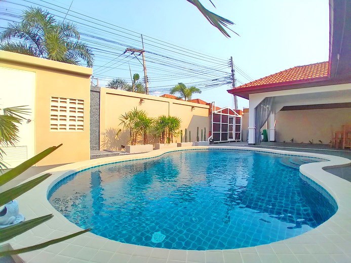 House for sale South Pattaya showing the private pool House for sale South Pattaya showing the private pool