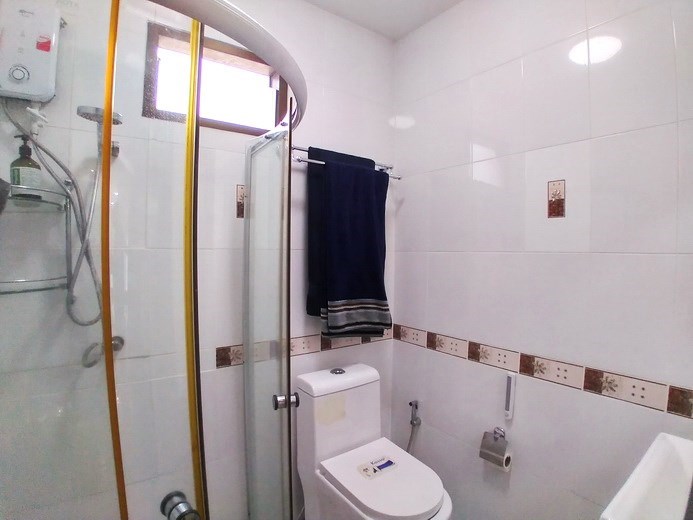 House for sale South Pattaya showing the second bathroom 