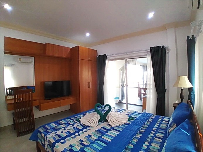 House for sale South Pattaya showing the second bedroom with pool view House for sale South Pattaya showing the second bedroom with pool view