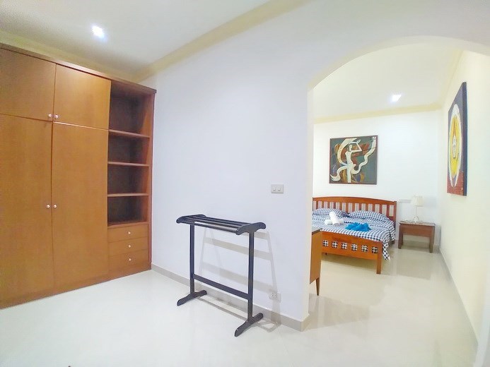 House for sale South Pattaya showing the third bedroom and wardrobes House for sale South Pattaya showing the third bedroom and wardrobes