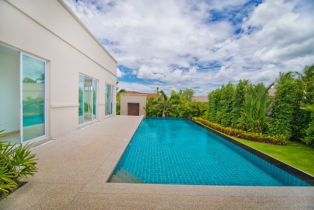 House For Sale Pattaya The Vineyard III showing the house and pool