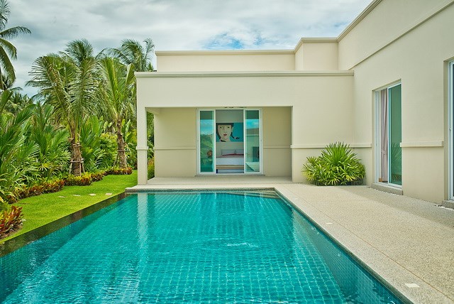 House For Sale Pattaya The Vineyard III showing the pool and master bedroom