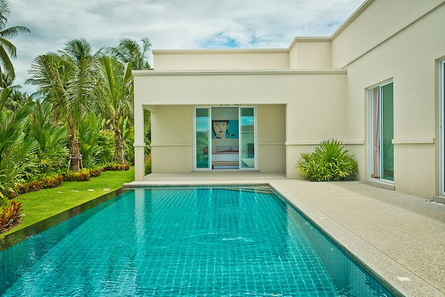 House For Sale Pattaya The Vineyard III showing the pool and master bedroom House For Sale Pattaya The Vineyard III showing the pool and master bedroom