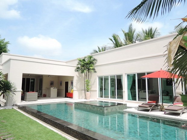 House for sale The Vineyard Pattaya showing the house and pool House for sale The Vineyard Pattaya showing the house and pool
